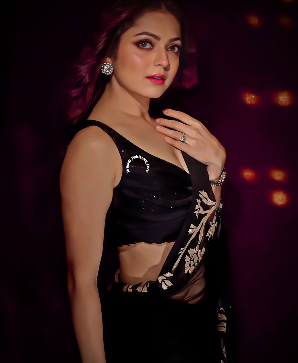 Kala Suit Bhi Kisi Kisi Per Jachta Hai , Jisper Jachta Hai , Wallah Kamal Jachta Hai 🖤😉😘
.
<a href="/drashti10/">Drashti Dhami</a> #DrashtiDhami