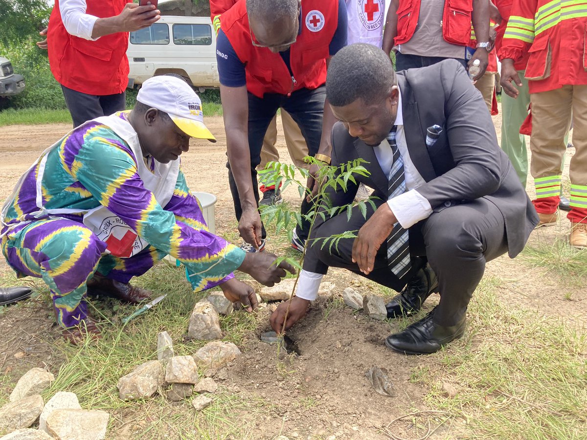 MumuObama's tweet photo. La réduction des risques de catastrophes passe également par le #reboisement. 3000 plants d arbres seront plantés dans le cadre de ce projet. Une action symbolique a été effectuée lors du lancement. #EchoPPP https://t.co/NGnnLzXpU5