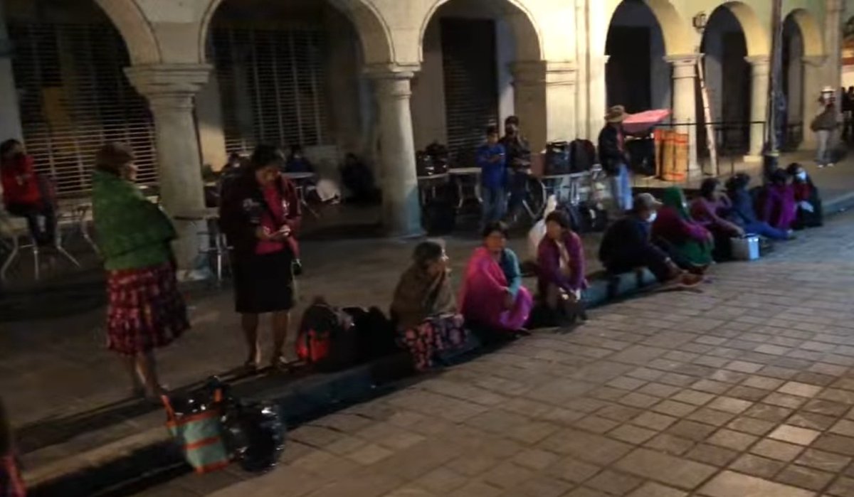 sofyvaldivia's tweet photo. 📺Ⓜ️Esta madrugada se retiraron de forma pacifica hombres y mujeres de org. sociales que mantenían tomado el zócalo capitalino.
📌Encabezan diálogo titular de @SESESP_GobOax, @polux100 y titular de @SSP_GobOax @DaliaBnoyola
📌Queda limpio el zócalo capitalino para #ElGrito https://t.co/6AohlZeh80
