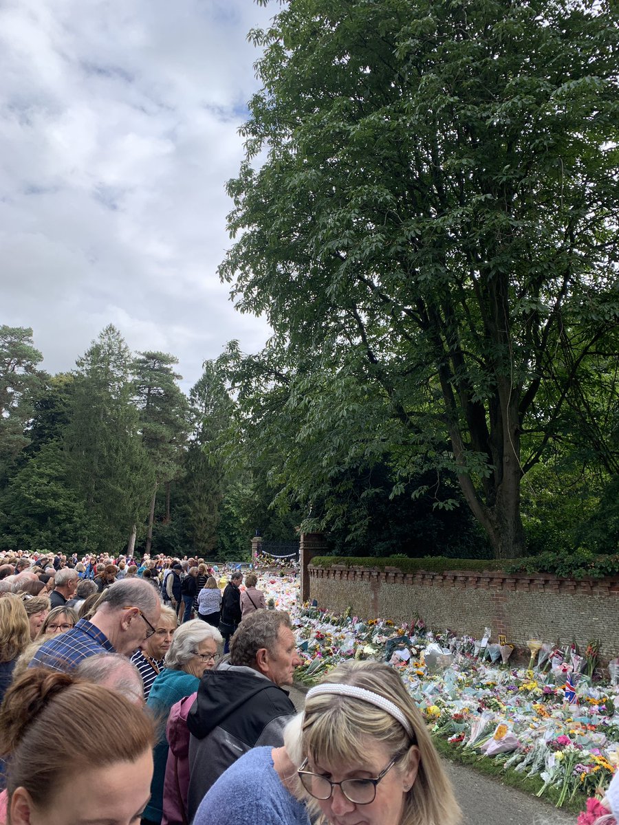 I’m at Sandringham where the Prince &amp; Princess of Wales will soon arrive to view floral tributes to her late Majesty the Queen 
#QueenElizabethII #PrinceWilliamofWales #PrincessofWales #KateMiddleton <a href="/9HoneyAU/">9Honey</a> <a href="/Ninecomau/">Nine.com.au</a>