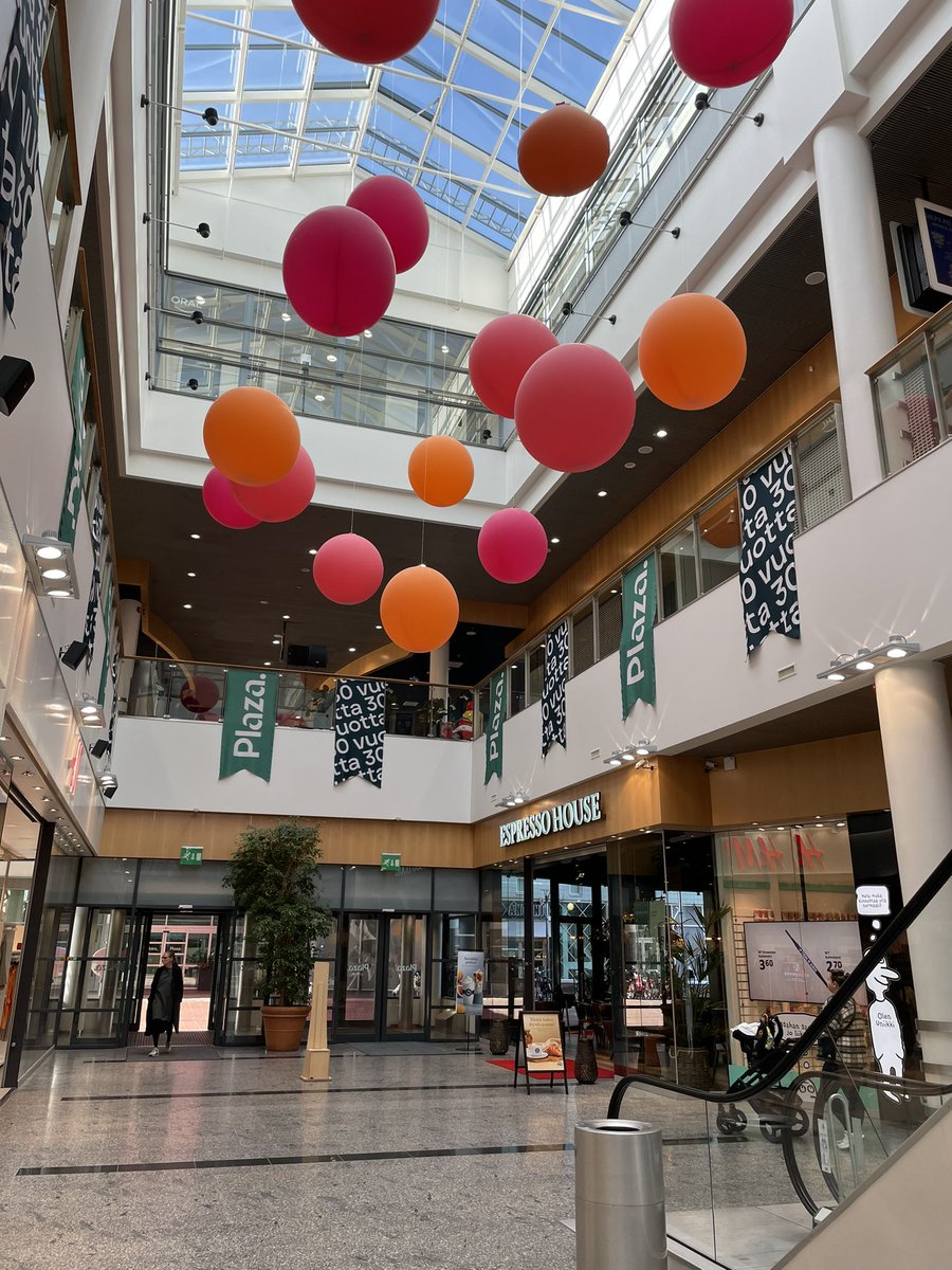 TiiaNevalainen's tweet photo. Paljon onnea uudistuva kolmekymppinen Kauppakeskus Plaza! Ilo olla kanssanne jatkamassa historiaa. #kauppakeskusplaza #plazasalonsydämessä #mainostoimisto4D https://t.co/Rxc7ezYFdk