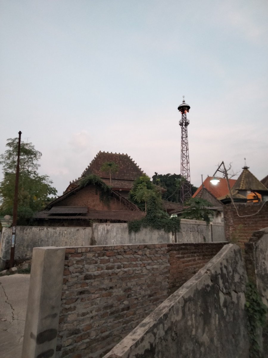 Berkumandang Azan Maghrib..
Waktu Troloyo.. Mojokerto..
Masjid Syekh Jumadil Kubro.