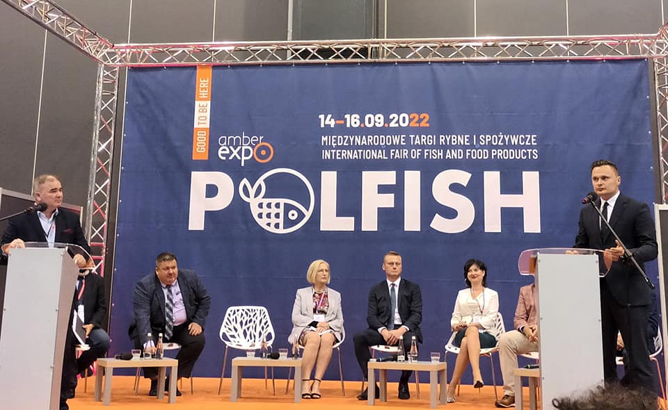 rybactwa's tweet photo. Trwa 16-ta edycja Targów POLFISH pod patronatem honorowym @Kowalczyk_H, podczas której Instytut prezentuje się jako wystawca i partner. Byliśmy na debacie społecznej: „Od łowiska do półmiska. Jak poprawiać wskaźnik spożycia ryb w Polsce” z
@k_cieciora. #POLFISH https://t.co/saLsTlneNc