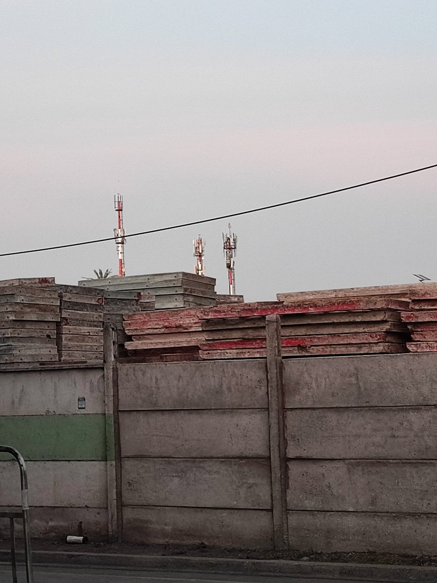 andres_mol's tweet photo. 3 antenas y la señal pésima @entel_ayuda  que pasa realmente con esta empresa? Cómo es posible que tengamos tan mala señal,teniendo 3 antenas al lado? Ayer me hicieron reiniciar el teléfono,que cambiemos la apn y con nada se soluciona. Van de mal en peor! https://t.co/ue02dK2Qgq