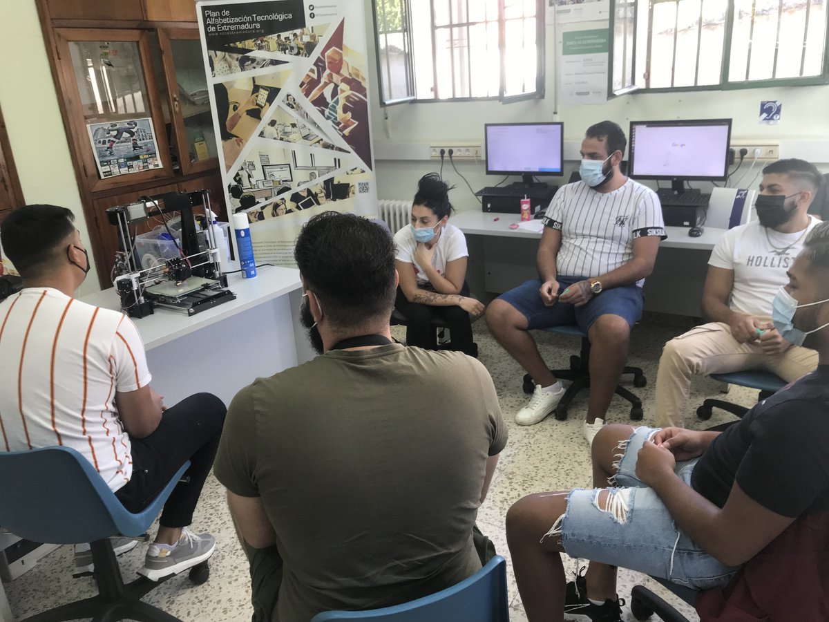 nccaldeamoret's tweet photo. Finalizando "Cacharreo Summer" con un alto grado de participación, de motivación y sobre todo de generación de inquietudes en torno a un uso productivo y creativo de las tecnologías digitales...#STEAM #Maker #DIY #CompetenciasDigitales #cacharreosummer #veranoytecnologia https://t.co/MCUeUPMmQ3
