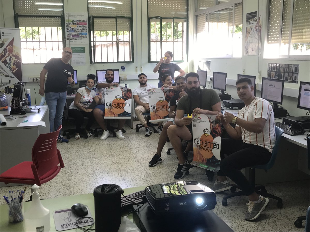 nccaldeamoret's tweet photo. Finalizando "Cacharreo Summer" con un alto grado de participación, de motivación y sobre todo de generación de inquietudes en torno a un uso productivo y creativo de las tecnologías digitales...#STEAM #Maker #DIY #CompetenciasDigitales #cacharreosummer #veranoytecnologia https://t.co/MCUeUPMmQ3
