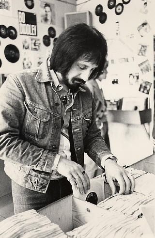 APingerna's tweet image. The Ox digging in a record shop
#RecordStoreDay 
#viniledisardegna
#JohnEntwistle
#vinylcollection 
#thewho
#vinyl 
#vinile
#dischiinvinile