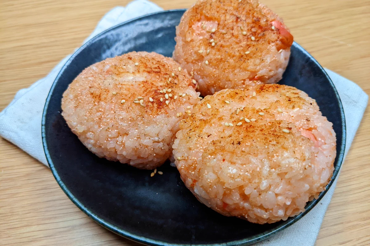 この組み合わせは100点。ひと手間かけて「めんたいクリームチーズ焼きおにぎり」。