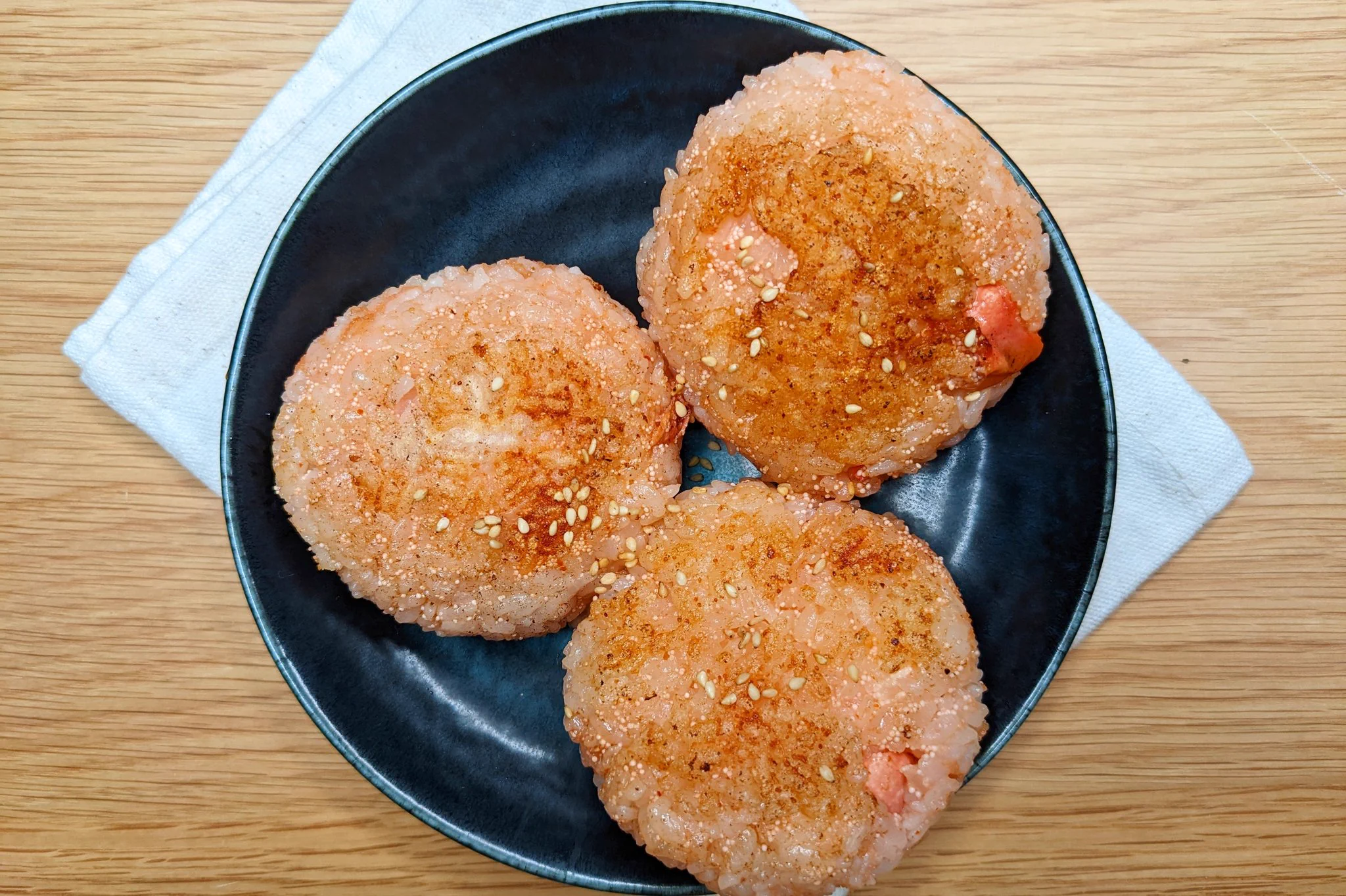 この組み合わせは100点。ひと手間かけて「めんたいクリームチーズ焼きおにぎり」。