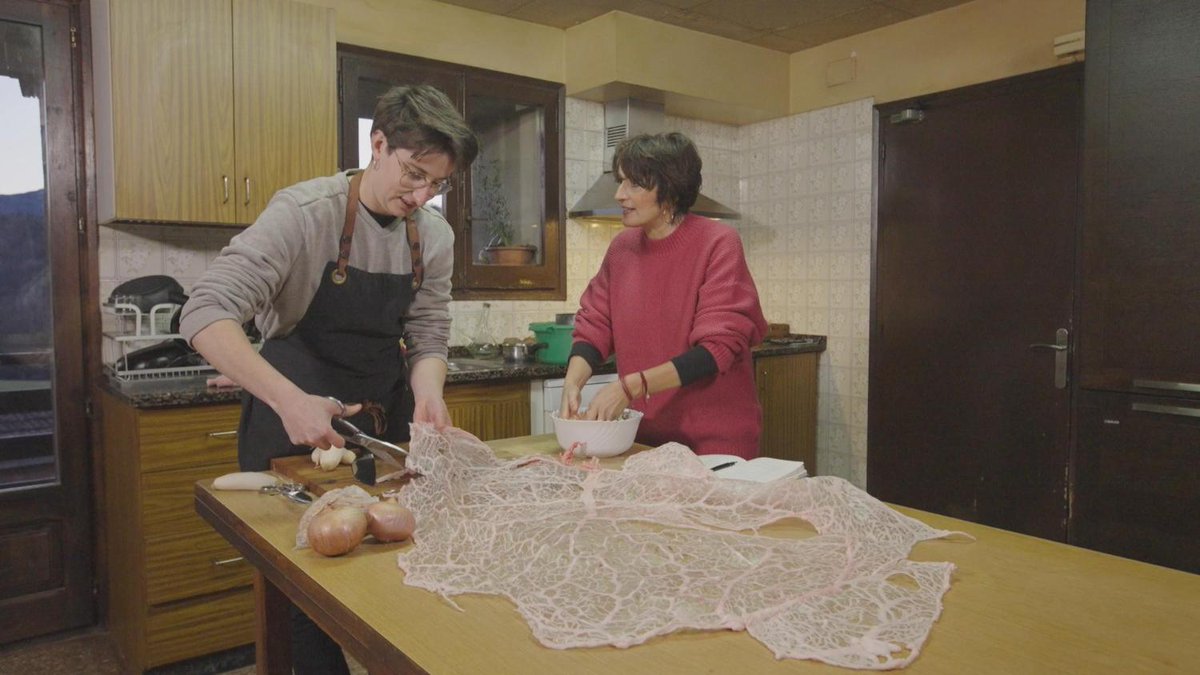 RTVECatalunya's tweet photo. Aquesta nit 'Mandonguilles de porc amb mantellina' a #LaReceptaPerduda
😋 Silvia Abril viatja a la @CCGarrotxa, on comprova que del #porc tot s'aprofita. Viu un dia de matança, prepara embotits i aprèn a cuinar #pilotilles.
⏰ A les 00:55h a @La1_tve i a https://t.co/1YdTBpqalV https://t.co/e9HhWhZz8n
