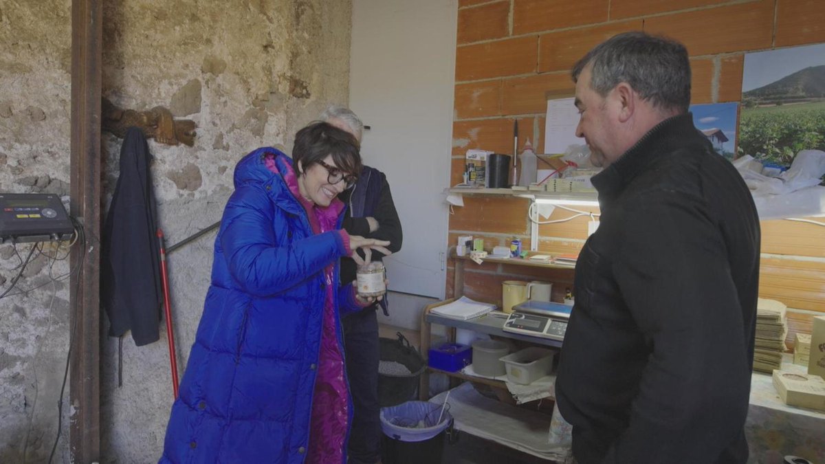 RTVECatalunya's tweet photo. Aquesta nit 'Mandonguilles de porc amb mantellina' a #LaReceptaPerduda
😋 Silvia Abril viatja a la @CCGarrotxa, on comprova que del #porc tot s'aprofita. Viu un dia de matança, prepara embotits i aprèn a cuinar #pilotilles.
⏰ A les 00:55h a @La1_tve i a https://t.co/1YdTBpqalV https://t.co/e9HhWhZz8n