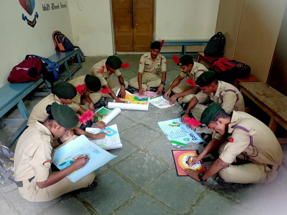 NCC_Dte_Gujarat's tweet photo. ३५० कैडेट और ए एन ओ,  २० गुजरात बटालियन एन सी सी द्वारा  #हिन्दीदिवस कॉलेज परिसर मे मनाया गया और यूनिट के कार्यक्रमों मे भाषण प्रतियोगिता, निबंध लेखन प्रतियोगिता, और शिक्षा संस्थाओ में कविता अयोजन किया गया
@DefencePRO_Guj
@HQ_DG_NCC
@drajaykumar_ias
@GovernorofGuj
@CMOGuj https://t.co/M8uiRizai6