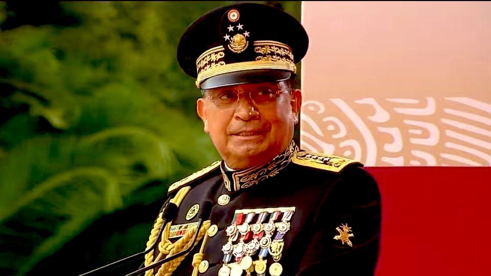 ¿Donde compró o le regalaron tantas medallas?
¿Alguna por defender a México o serán de obediencia? 

Punto de cruce entre el ridículo y la soberbia.