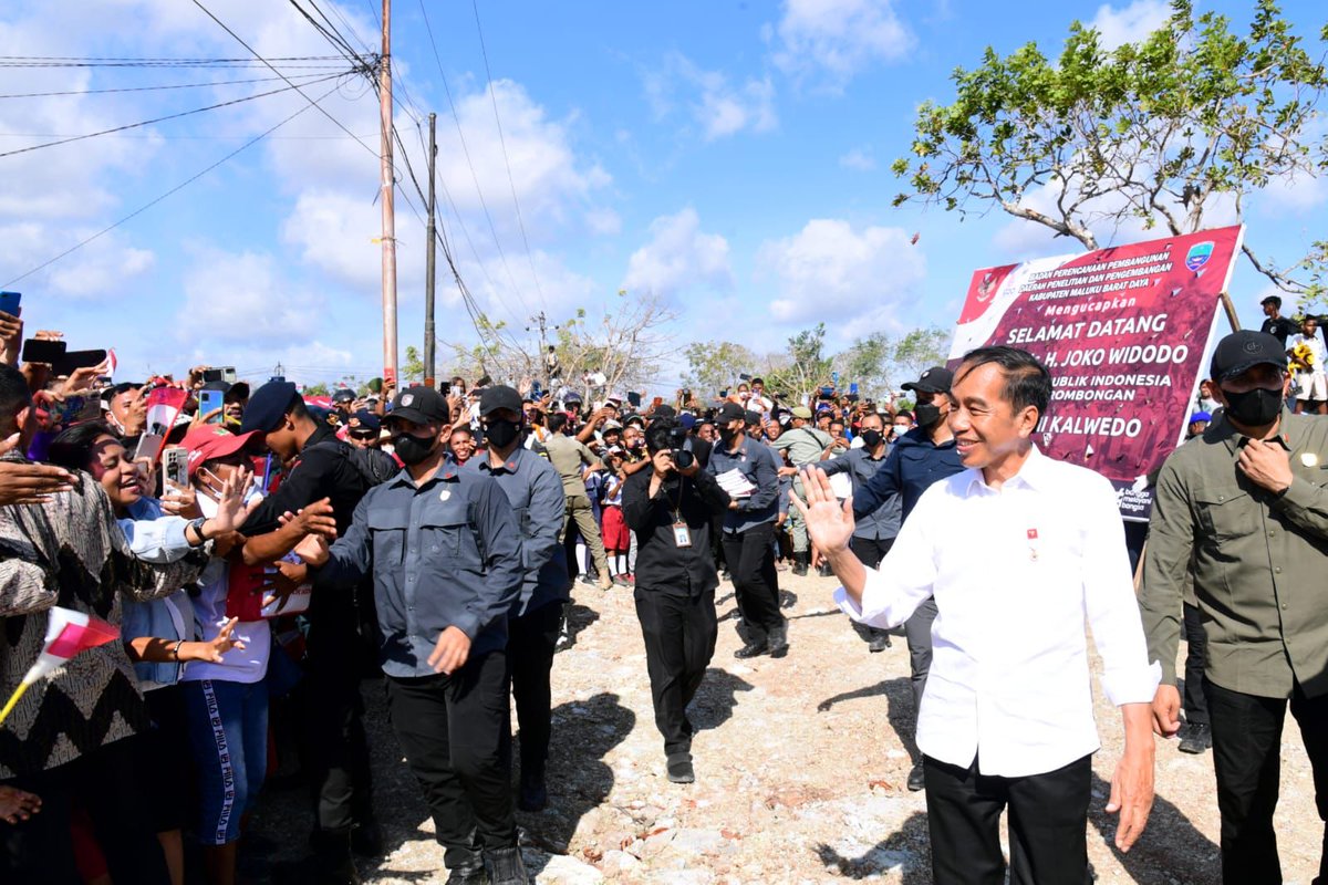 Pasar Rakyat Kalwedo di Kabupaten Maluku Barat Daya, sore ini. Saya datang bersama Ibu Negara untuk meninjau sekaligus memberikan bantuan sosial kepada para penerima manfaat yang ada di pasar ini.
