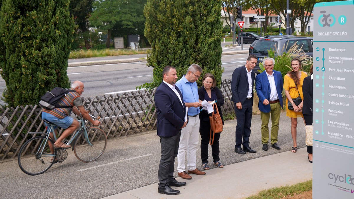 copenhagenizers's tweet photo. Tuesday, in Valence, France our team attended the launch of the pilot project testing a wayfinding strategy for the future bicycle network, Cycléo. Clear, simple and visible signage — just how we like it! More on https://t.co/ySzUbf7rKL 

#cycleo #wayfinding #bicycleurbanism https://t.co/Jvw1COuJPe