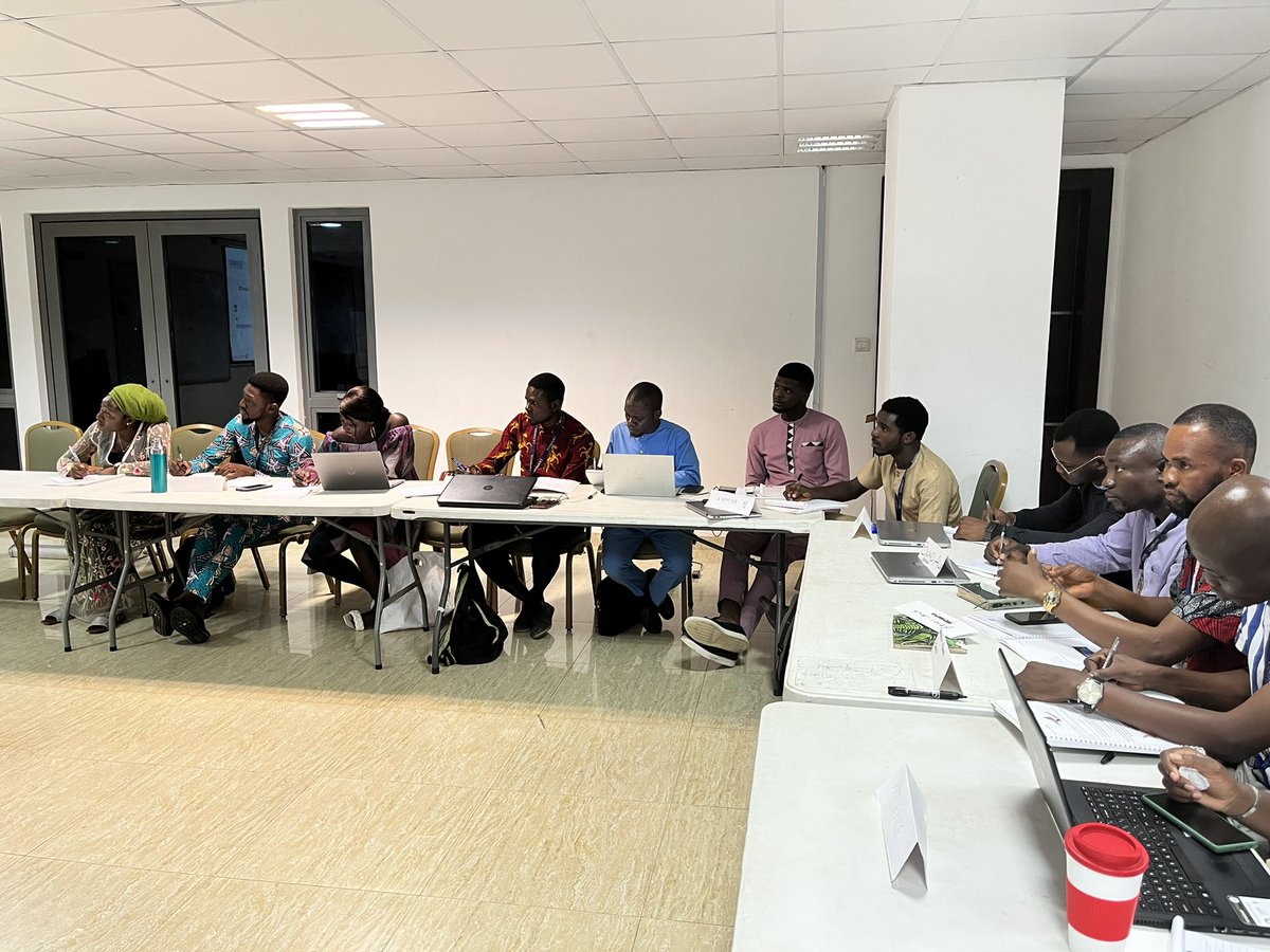 AvertiPM's tweet photo. Opt for clarity.
Choose short, familiar, conversational words.
Avoid technical and business jargon.
Training at @landmarkafrica https://t.co/92mA1CbyZn