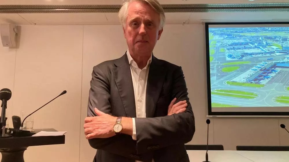 Dick Benschop, de baas van Schiphol, is opgestapt. Volgens een statement op de website van Schiphol heeft hij gisteravond zijn vertrek aangekondigd.
nhnieuws.nl/nieuws/308593/…