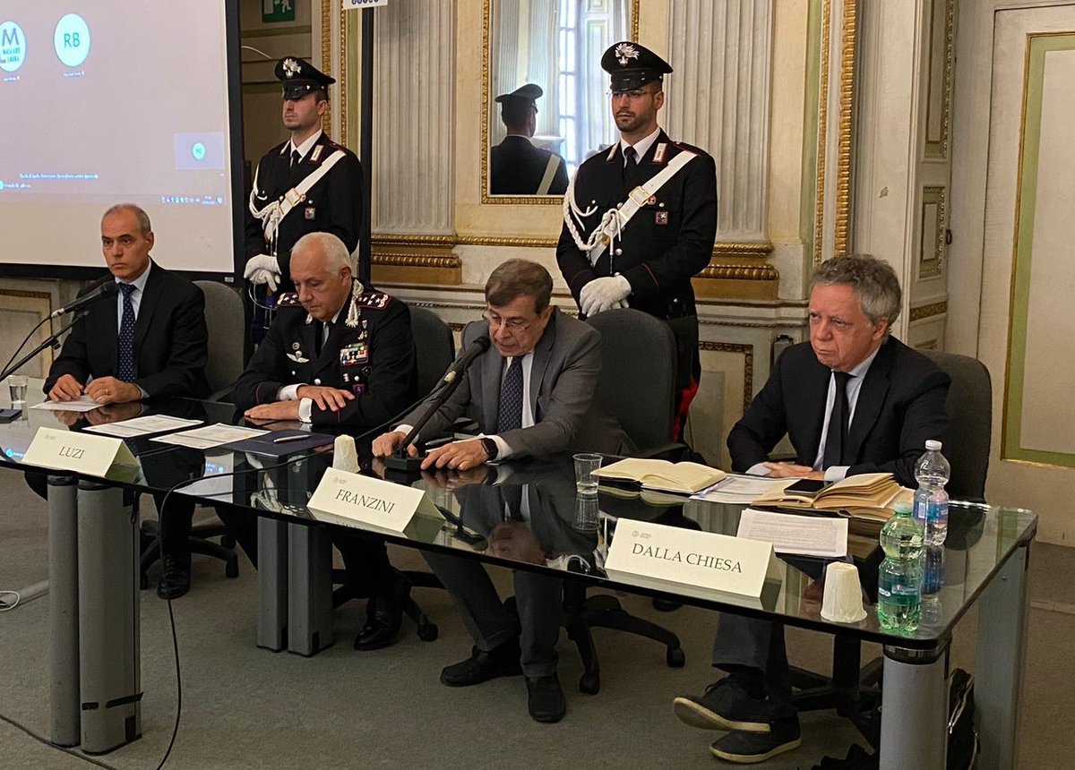 _Carabinieri_'s tweet photo. Il primo dottorato in Italia dedicato alla criminalità organizzata si apre ai #Carabinieri: sottoscritto oggi a Milano, alla presenza del Com. Gen. Teo Luzi e del Rettore Elio Franzini, un accordo con @LaStatale per attività di formazione rivolte al personale dell’Arma https://t.co/WzJMLYgslh