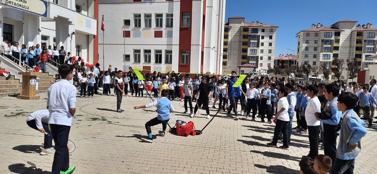 SuphiDe's tweet photo. Okulların açılış  etkinliğimiz,Okullarda Zilin çalmasıyla beraber okullarda Yüksekova da raket sesleri var sayın bakanım @kasapoglu @mozmekik @ilhan22330587 @30Emin_YILDIRIM @samikeskin30 @hamzayerlikaya @YusufAtael @cimsitomer @idrisakbiyik @Cneytner9 https://t.co/W4fKb6FFxF