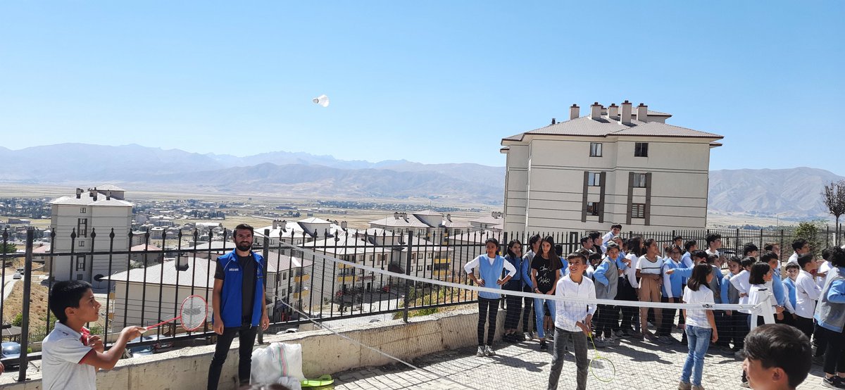 SuphiDe's tweet photo. Okulların açılış  etkinliğimiz,Okullarda Zilin çalmasıyla beraber okullarda Yüksekova da raket sesleri var sayın bakanım @kasapoglu @mozmekik @ilhan22330587 @30Emin_YILDIRIM @samikeskin30 @hamzayerlikaya @YusufAtael @cimsitomer @idrisakbiyik @Cneytner9 https://t.co/W4fKb6FFxF