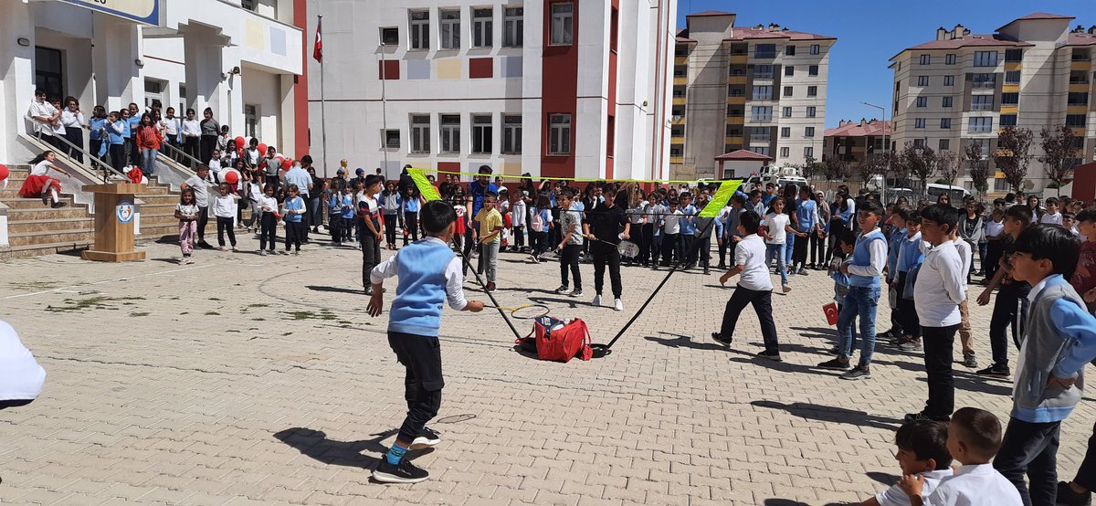 SuphiDe's tweet photo. Okulların açılış  etkinliğimiz,Okullarda Zilin çalmasıyla beraber okullarda Yüksekova da raket sesleri var sayın bakanım @kasapoglu @mozmekik @ilhan22330587 @30Emin_YILDIRIM @samikeskin30 @hamzayerlikaya @YusufAtael @cimsitomer @idrisakbiyik @Cneytner9 https://t.co/W4fKb6FFxF