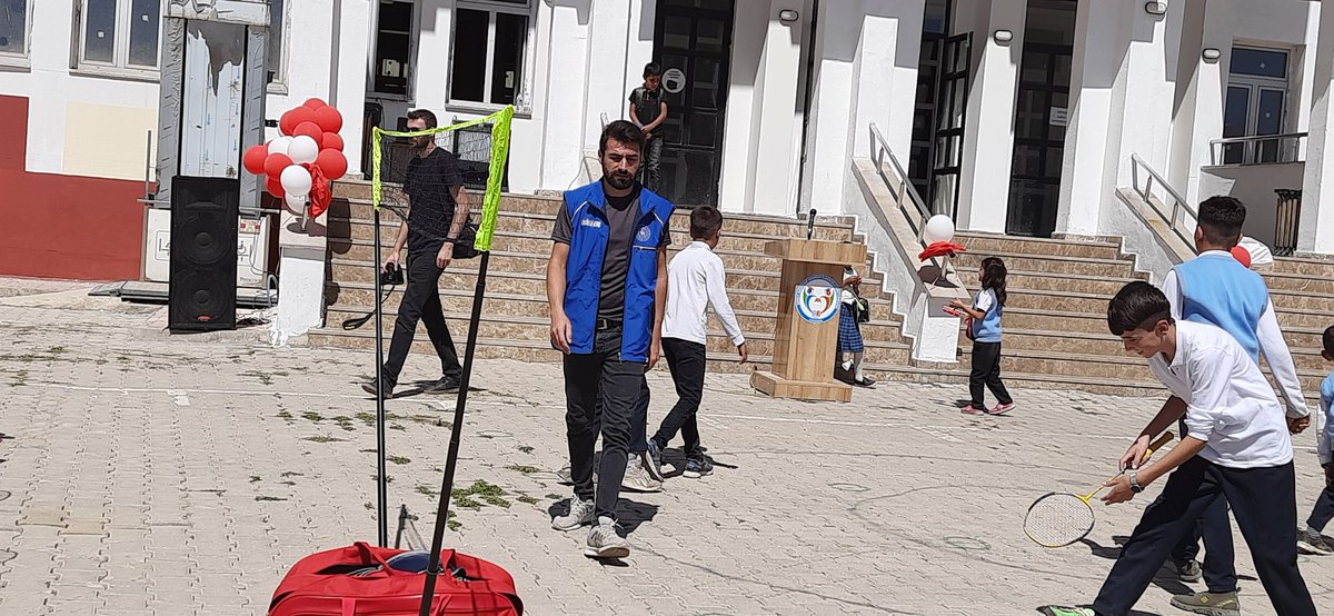 SuphiDe's tweet photo. Okulların açılış  etkinliğimiz,Okullarda Zilin çalmasıyla beraber okullarda Yüksekova da raket sesleri var sayın bakanım @kasapoglu @mozmekik @ilhan22330587 @30Emin_YILDIRIM @samikeskin30 @hamzayerlikaya @YusufAtael @cimsitomer @idrisakbiyik @Cneytner9 https://t.co/W4fKb6FFxF