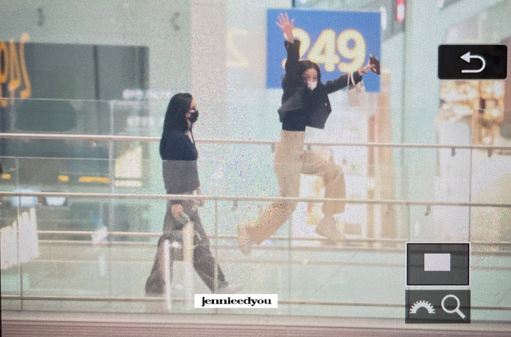 rich246801's tweet photo. พี่ JISOO จะออกไปแตะขอบฟ้า 555+
😅😅😅 https://t.co/EqneIfntq5