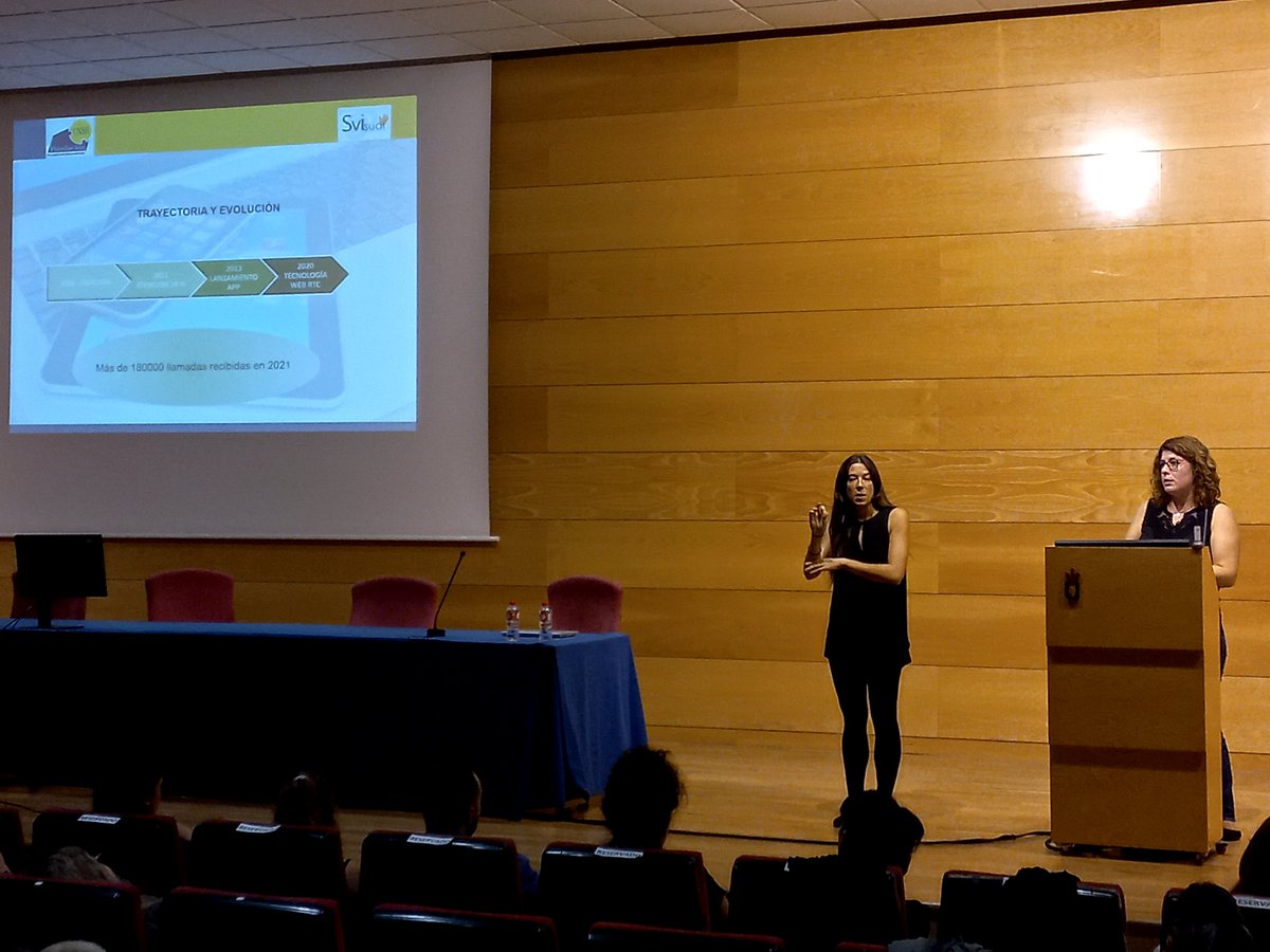 Esther Marmol, de la <a href="/FundacionCNSE/">Fundación CNSE</a>, explicando al alumnado del <a href="/gradoLSE_URJC/">Grado LSE URJC</a> (en las #jornadasILSurjc) dos servicios esenciales para lograr accesibilidad e igualdad: text2sign y Svisual.