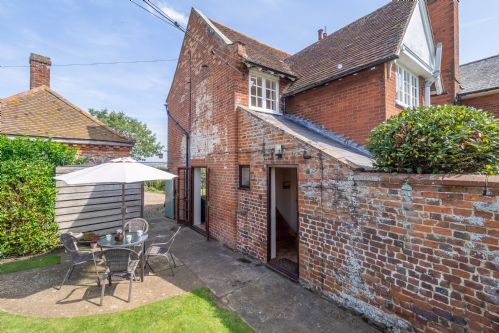 TheHolidayCots's tweet photo. October availability at Honeypot Cottage in Falkenham. Relax on the 1200-acre farm and listen to the relaxing sounds of the River Deben flowing on by.
🛌Sleeps 1-4
https://t.co/VDBmtVdjHm
#Falkenham #Felixstowe #Suffolk #HolidayCottage #Relaxing #OctoberDates #Availability https://t.co/V3cNvdPQPE