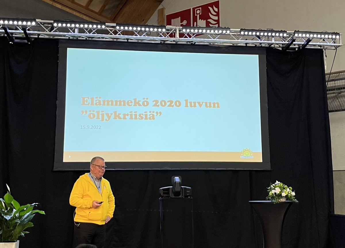 WikbergOlli's tweet photo. Hyvä kysymys. Lavalla #Linkosuo’n Jyrki Karlsson. #Elintarviketeollisuus’messuilla keskusteltiin tänään vilkkaasti #energia’n ja raaka-aineiden hintojen noususta. #ruoka #elintarvike @ETL_fi https://t.co/ZC36r45IMu