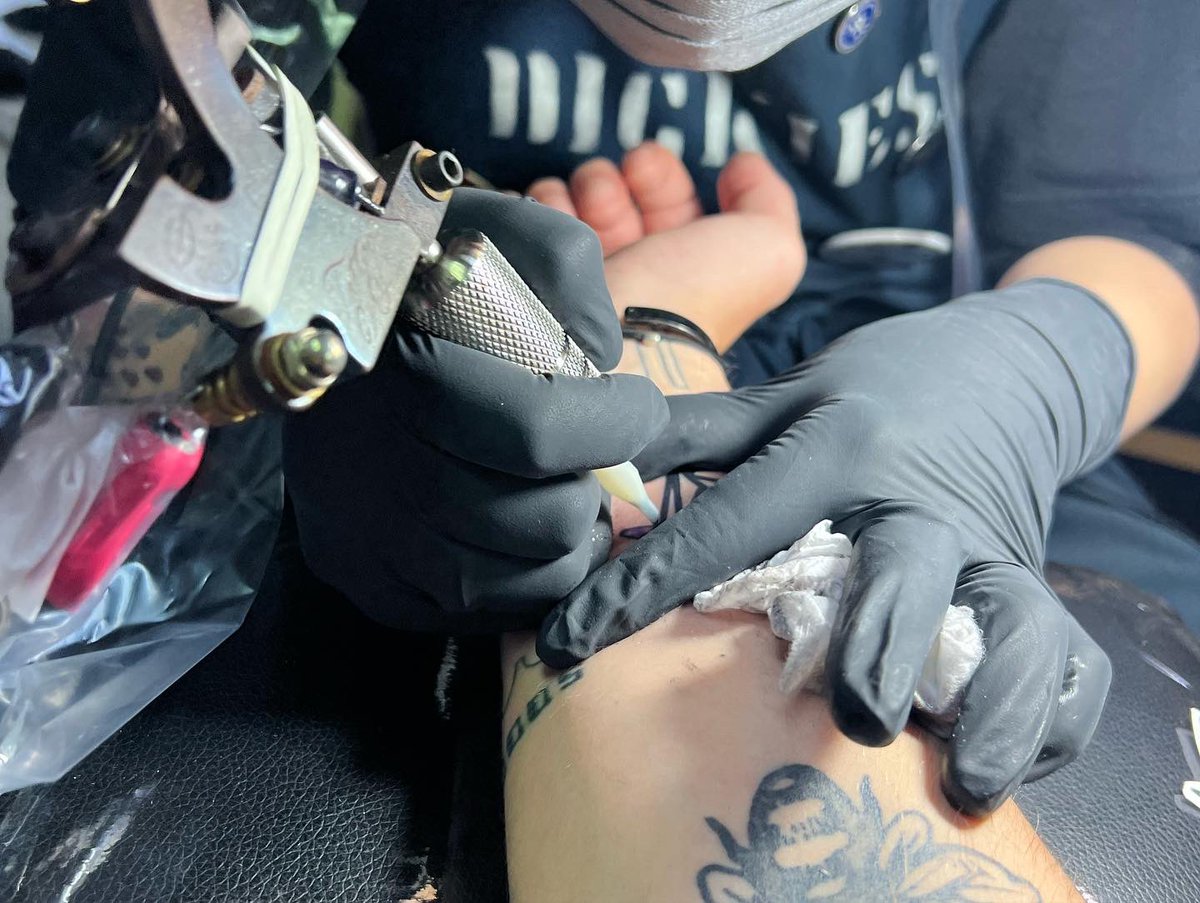Tyhubs's tweet photo. Got my Japan tattoo in Hiroshima last week. I couldn’t be happier with it. #japan #hiroshima #papercrane #papercranes #tattoo https://t.co/a4ctku7DNZ