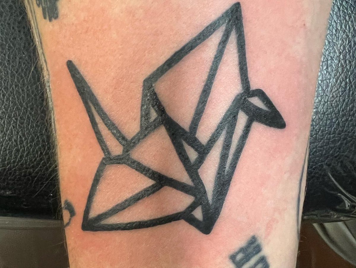 Tyhubs's tweet photo. Got my Japan tattoo in Hiroshima last week. I couldn’t be happier with it. #japan #hiroshima #papercrane #papercranes #tattoo https://t.co/a4ctku7DNZ