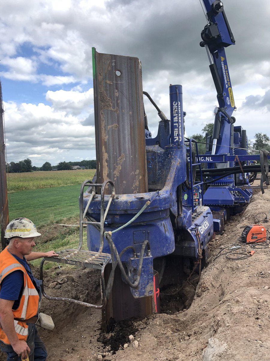 PeterSmitAGV's tweet photo. Hoogwaterbeschermingswerk, restauratie rijksmonument op een emissieloze bouwplaats #Stenendijk in Hasselt. Gisteren bezoek met de UvW-Commissie Waterveiligheid.
Goed samenzijn tijdens 2-daagse met de formele CWK-vergadering, praattafels, elkaar ontmoeten en begrijpen: #AanDeSlag! https://t.co/9nt6LV5Urh