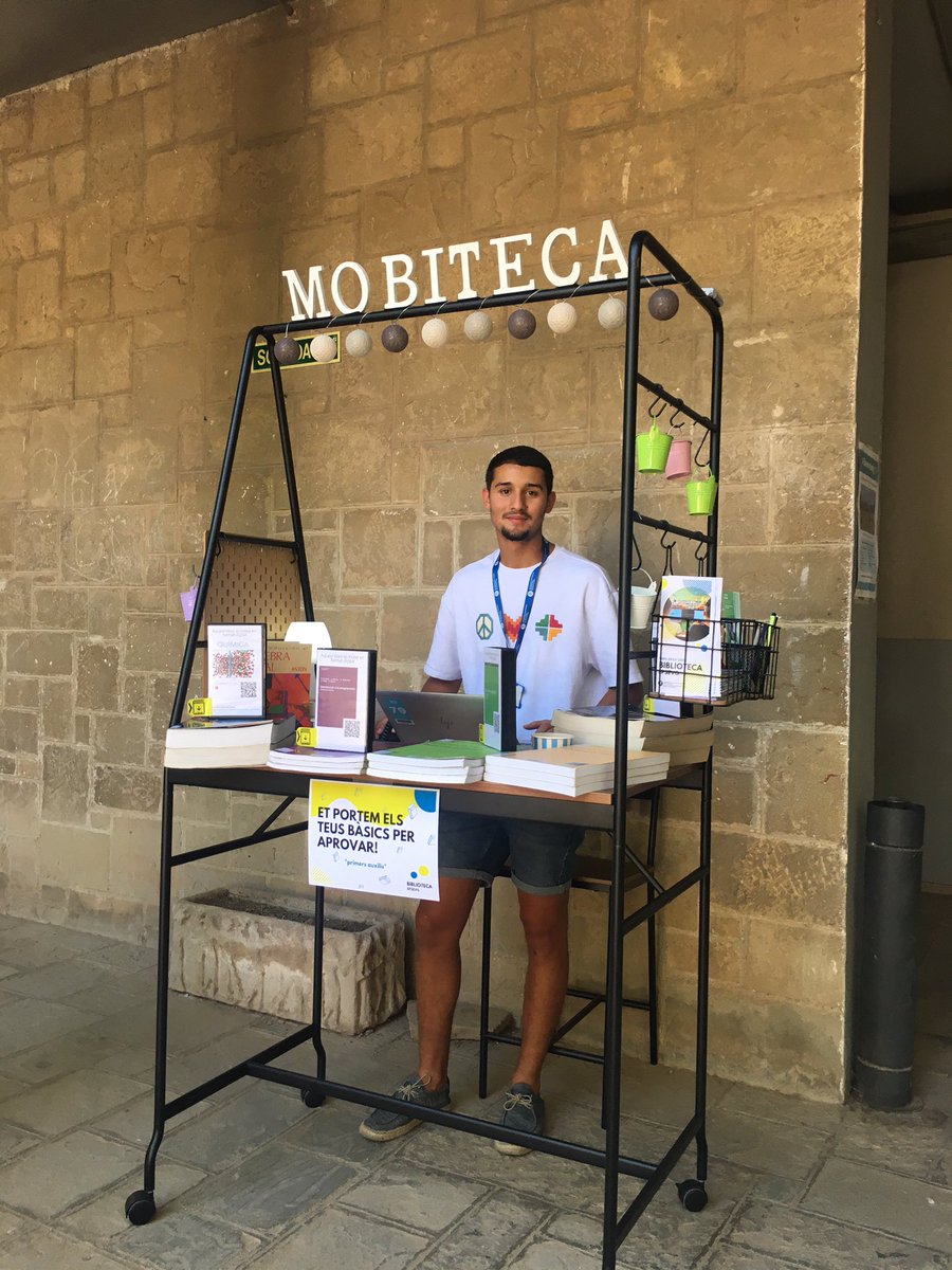 BibUPCVILANOVA's tweet photo. Et portem els teus bàsics per aprovar! 
Avui en Sofyan us atèn a la #Mobiteca ubicada al pati de la @UPCVilanova ! https://t.co/nLI2Hmjp3Q