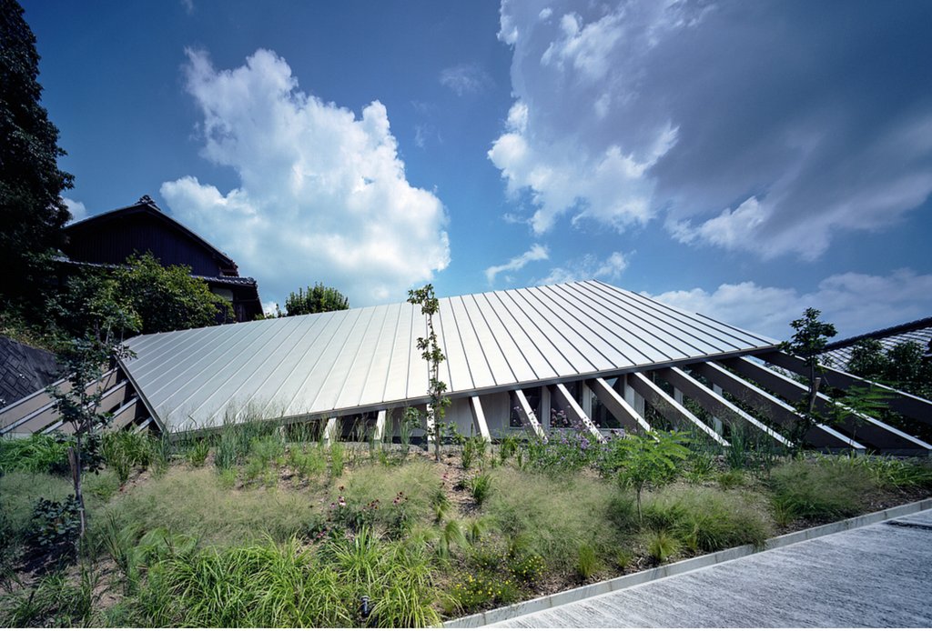 House à Gakuenmae par Fujiwaramuro Architects est un excellent exemple d'architecture contemporaine influencée par le paysage. 

#materia #materiasake #sake #sakéjaponais #japon #japan #architecture #japanesearchitecture #japanesedesign #modernarchitecture #moderndesign