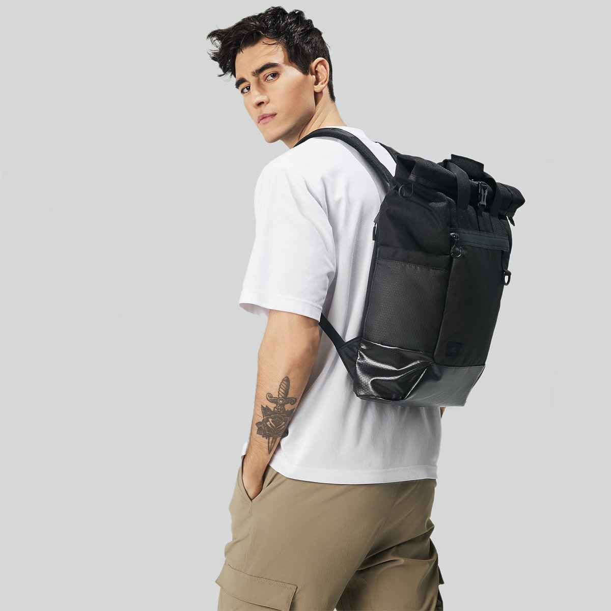 EDG_Group's tweet photo. #RIVACASE_5321 Black – цілком універсальний рюкзак для коротких подорожей та занять спортом 🙂
#RIVACASEUA_новинка ℹ️ Рекомендована роздрібна ціна на момент публікування 1899 грн.
Разом до перемоги ✊🏼 Слава Україні 🇺🇦
#EDGGROUP #RIVACASE #RIVACASEUA #RIVACASE_BACKPACKS https://t.co/avpXAZL5lL