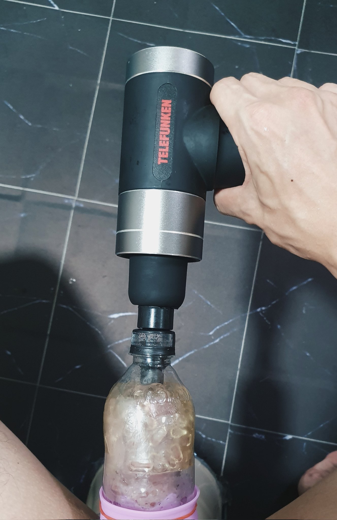 肉捧給妳吃on X: 筋膜槍改造瓶蓋的地方鑽孔讓筋膜槍的頭可以牢牢的固定住把寶特瓶切掉，裡面放進自慰杯