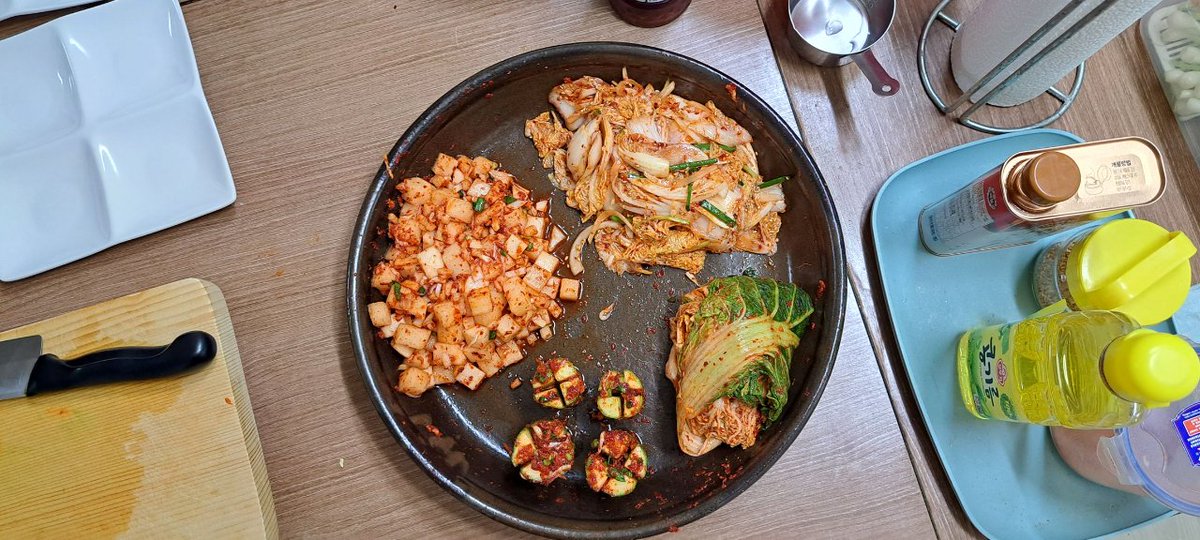 ¡Fans de la comida coreana! Aquí tenéis un artículo de la gastronomía de Corea del Sur: kimchi, bibimbap , milmyeon... Visitamos Seul, Jeonju y Busan
puntogastronomia.com/dieta-k/
#kimchi  #corea  #foodies #gastronomia #coreadelsur #makgeolli #bibimbap #milmyeon