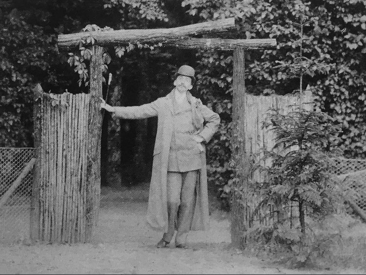 loxaruzi's tweet photo. Le toujours très élégant Robert de #Montesquiou dans le jardin japonais de la comtesse #Greffulhe au château de Bois-Boudran vers 1890.
#livres #lecture #litterature #proust #swann https://t.co/NctSxSf6O0