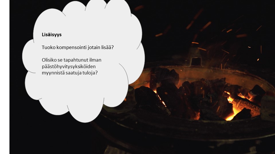 Kuluttajat ja ruoka kompensaatiossa -webinaarin aloituksessa <a href="/JessicaHelsinki/">Jessica Stolzmann</a> @svenska_yle pohtii lisäisyyttä #kompensaatio’hankkeissa. Tuoko kompensointi jotain lisää? Olisiko se tapahtunut ilman päästöhyvitysyksiköiden myynnistä saatuja tuloja? #KompensaatiollaHiilineutraaliksi