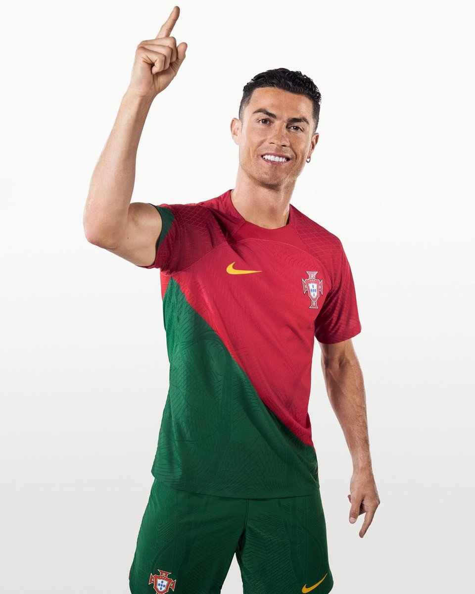 BeFootball on X: Cristiano Ronaldo avec le nouveau maillot du Portugal  pour la Coupe du Monde ! 🏆🇵🇹  / X