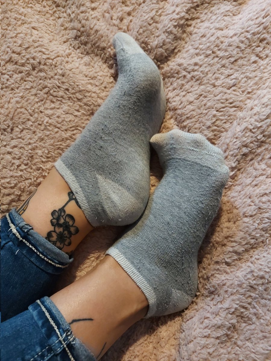 a_152x's tweet photo. Morning stretch 
#feet #solesworship #feetfetish #feetworship #feetsniffing https://t.co/CmHvVx2AtE