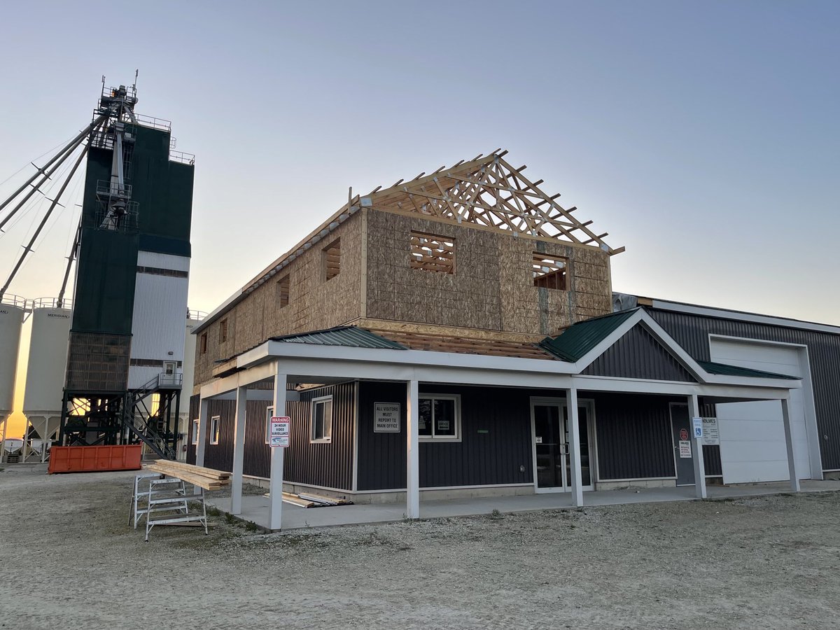 jeff_holmes50's tweet image. At Holmes Agro were always growing something !  Redickville team raising the roof !!   Thanks to the crew at   ⁦@PostFarm⁩