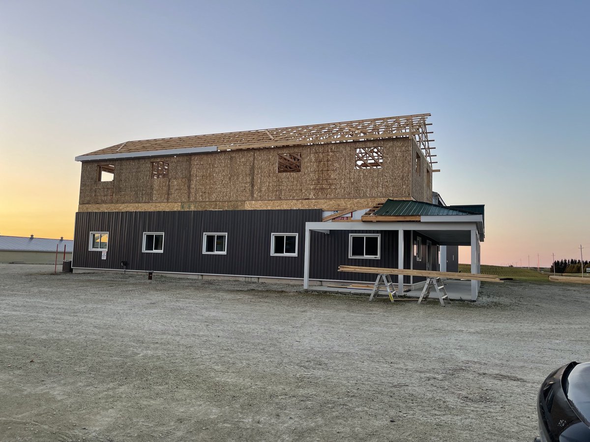 jeff_holmes50's tweet image. At Holmes Agro were always growing something !  Redickville team raising the roof !!   Thanks to the crew at   ⁦@PostFarm⁩