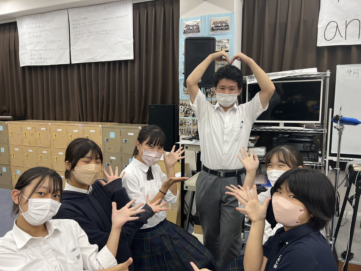 KGM_WIND's tweet photo. 今日も一日お疲れ様でした💞

本日は中1が社会科見学のため欠席なので、中2以上で練習をしました‼︎パート練習をしてパートでの絆も楽器のレベルもレベルアップ���す⤴️
今日は中々写真が撮れなかったので最後まで部活に残ってた仲良しでかわいい高1のみんなです💗
@KGM_WIND  #関六ブラスの日常 https://t.co/7T8m2z6fcH