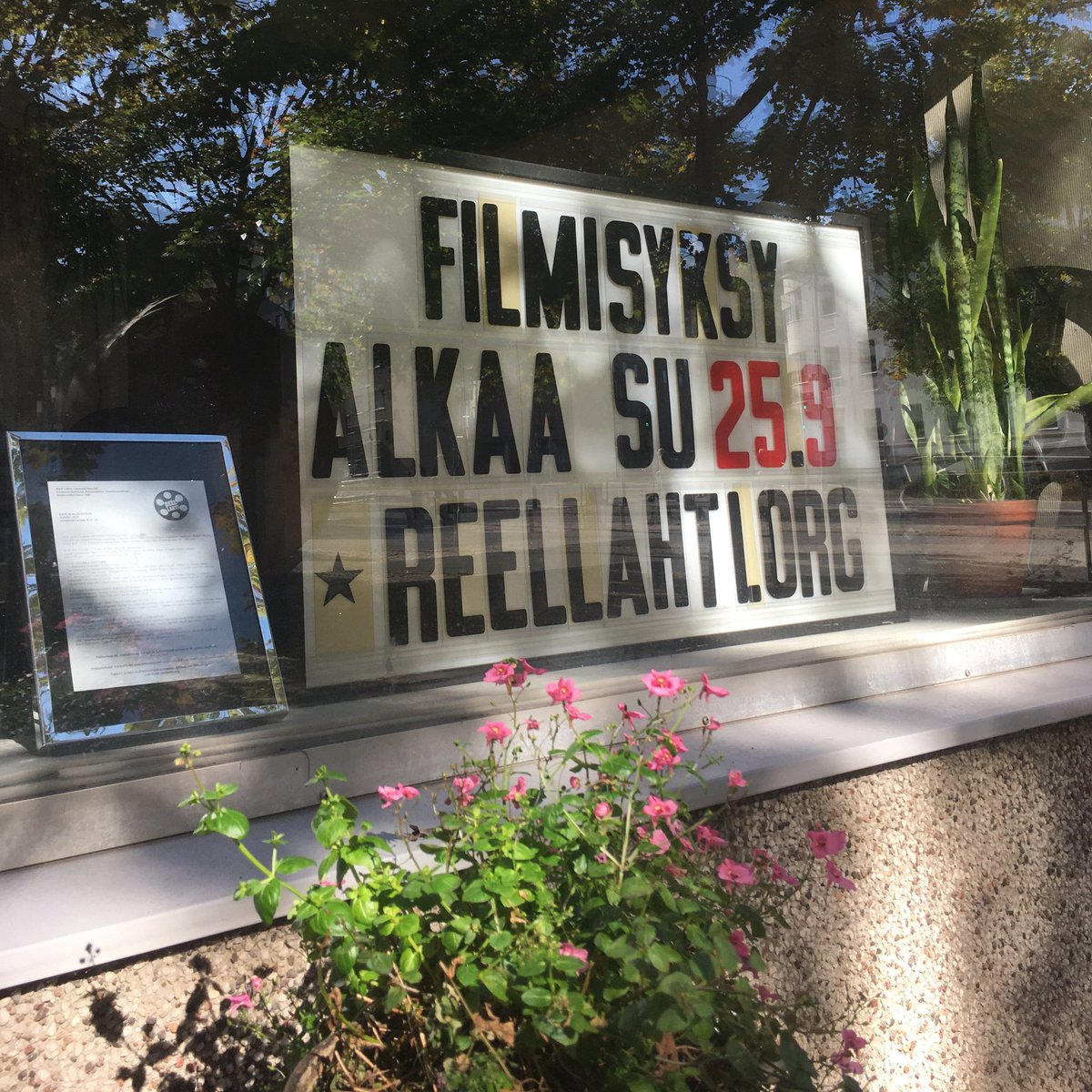 ReelLahti's tweet photo. Filmisyksy alkaa Lahdessa sunnuntaina 25.9. Koko syksyn arkistosarja osoitteessa https://t.co/lsdS1swhJo ✨ Nähdään Kansantalolla! #elokuvaarkisto #lahti #filmikulttuuri https://t.co/CzTZ7I1Pdg