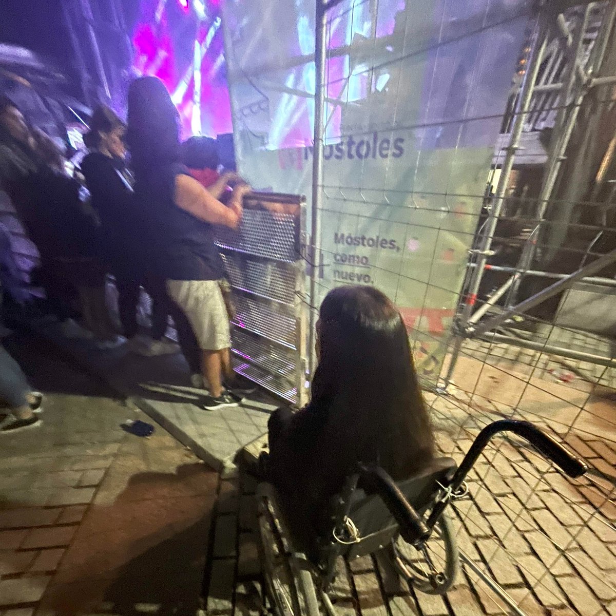 Mercedes_Lopez's tweet photo. @AytoMostoles Así tuve que ver los conciertos de #Pradillo en #Móstoles, aparentemente las personas con PMR somos invisibles para ustedes.

La foto fue justo antes que se llenara el concierto, para “verlo” en un ángulo imposible para mí. https://t.co/oegGlgbtBE