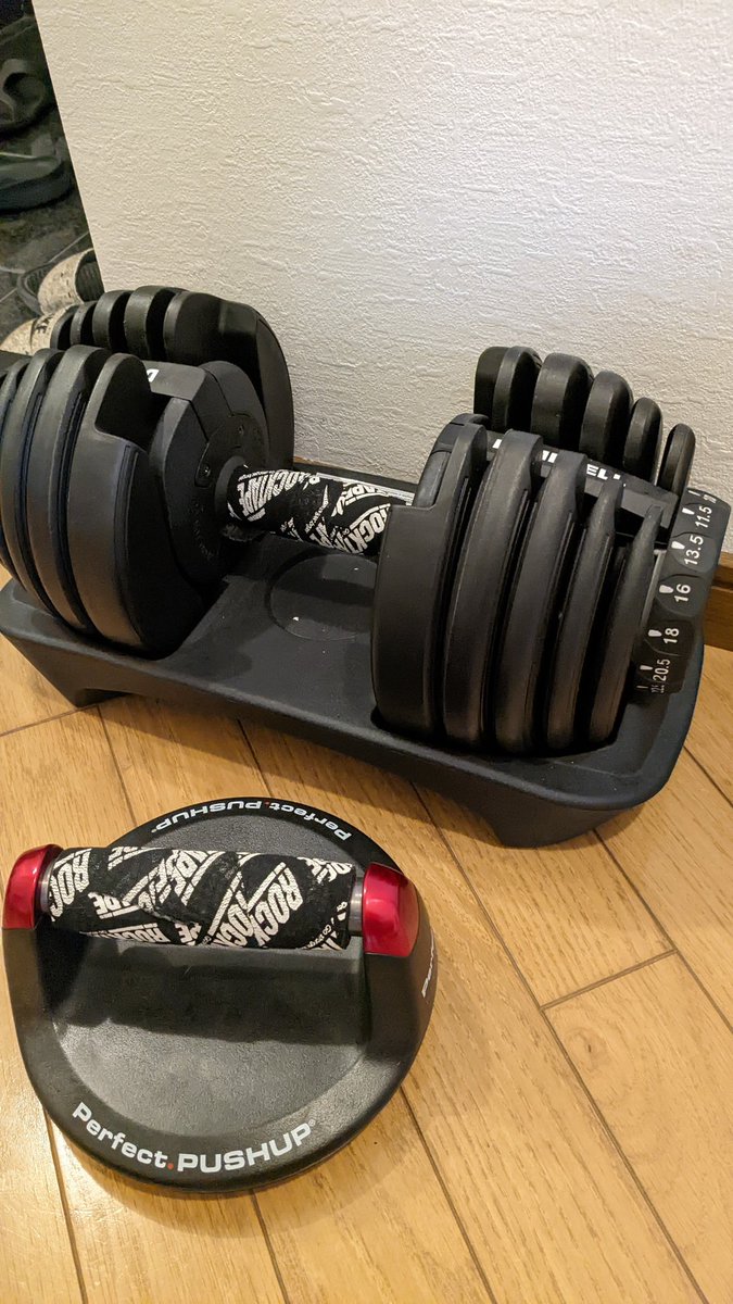 spmario_suga_d's tweet photo. トレーニング器具に何でもロックテープを巻く男です!
家トレの特権だね。
手汗かく人にオススメ。
#ダンベル #ダンベルトレーニング #ロックテープ #rocktape #筋トレ好きと繋がりたい #筋トレ #家トレ #可変式ダンベル #腕立て伏せ #筋トレ初心者 #スパルタンレース #マッチョ #ボディビル https://t.co/j9Ho501rAc