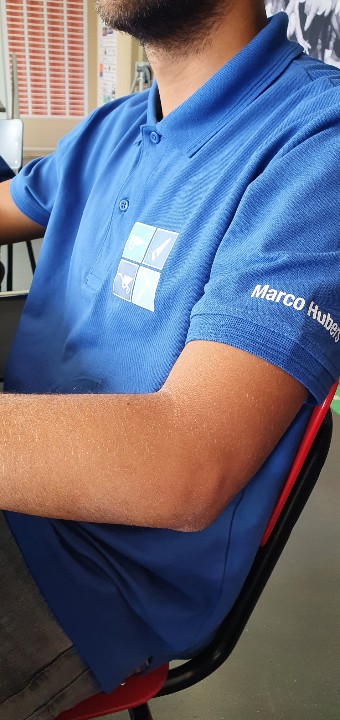 Is dit niet geweldig? 
We lopen er allemaal strak bij ! 
Voor de wedstrijd afgelopen zondag zijn we door onze shirtsponsor Marco Hubers bouw en dienstverlening in nieuwe polo's gestoken. 
Mooi he ? Wij vinden van wel ! 
Marco, hartelijk dank voor deze geste! #sc_doesburg
