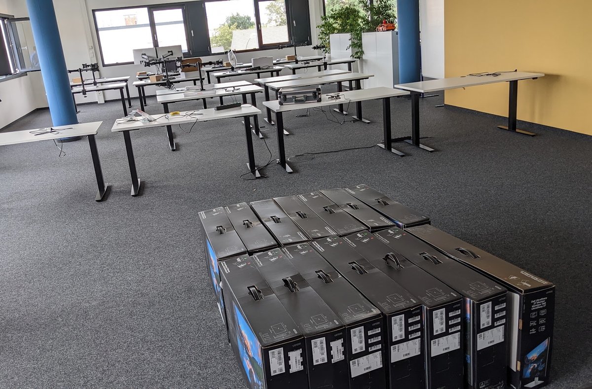 xpectoag's tweet photo. Die lang ersehnte Büroerweiterung ist da in #Landshut!
700m², die wir nun mit Leben füllen.

Die Zeiten ändern sich: Vor einigen Jahren haben wir Schreibtische und Monitore immer im 3er-Pack gekauft. Für die neue Fläche sind wir jetzt auf 20er-Packs umgestiegen. #Wachstum https://t.co/WsOZjpU1Q6